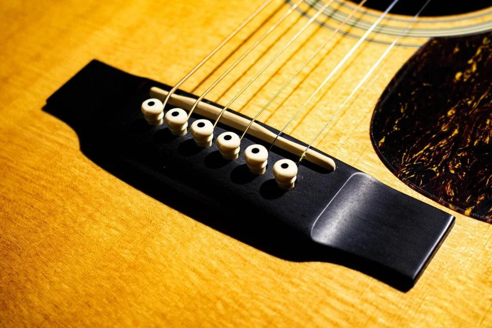 HD 28 2002 Acoustic Guitar as same of the pictues