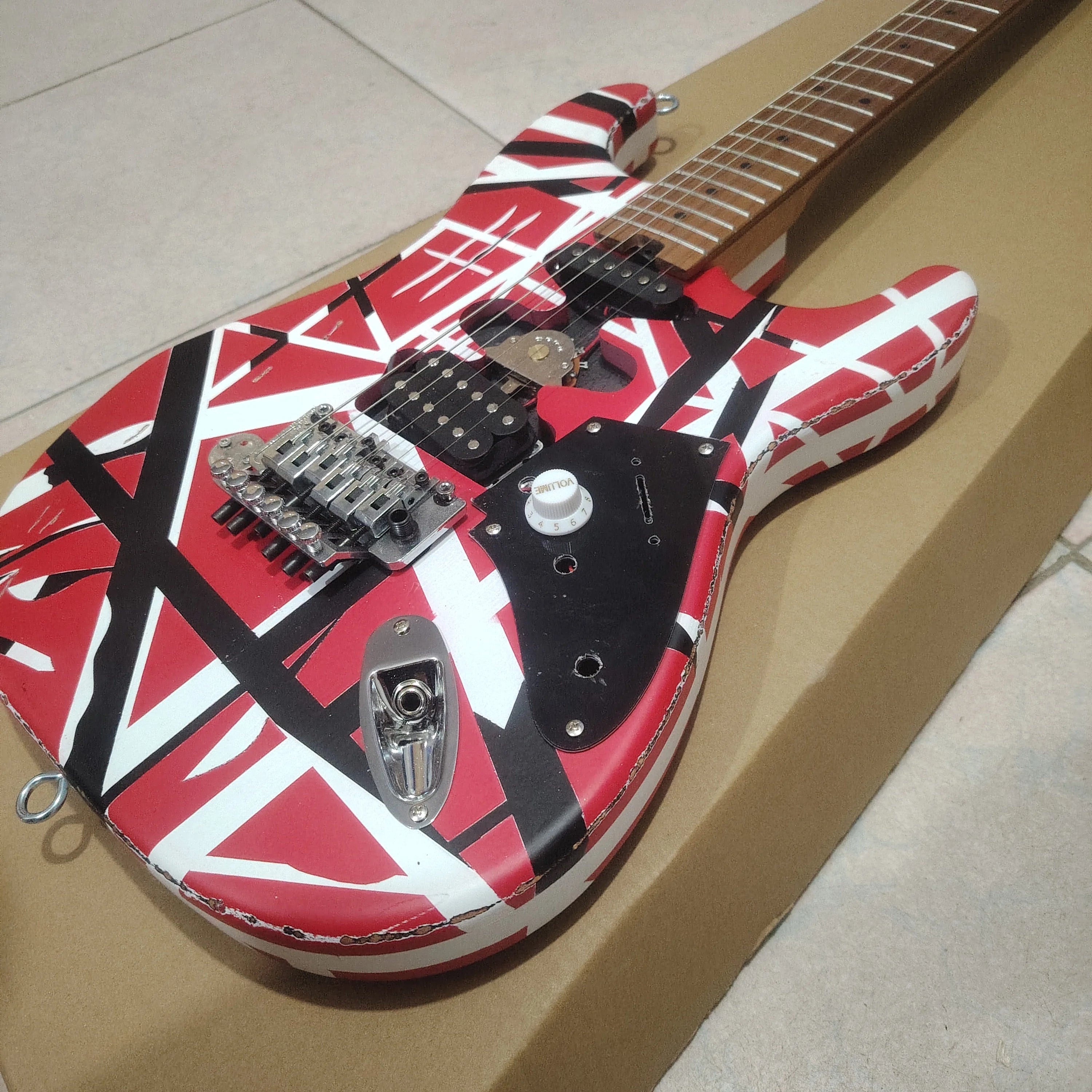 Striped Series Electric Guitar Red White Black Heavy Relic Maple Neck Floyd Rose Tremolo， Inspired Electric Guitar Red Striped H