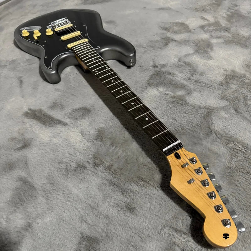 For the No ST Silver Glitter BK electric guitar, with its silver glitter black texture, is directly divine