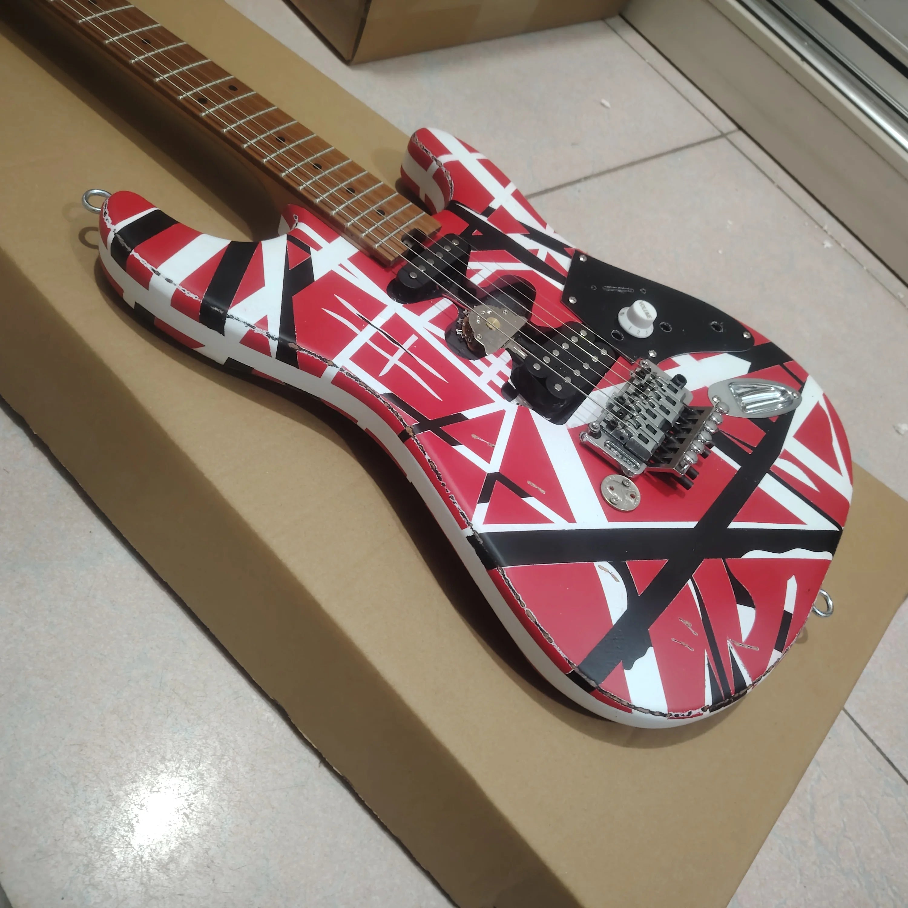 Striped Series Electric Guitar Red White Black Heavy Relic Maple Neck Floyd Rose Tremolo， Inspired Electric Guitar Red Striped H