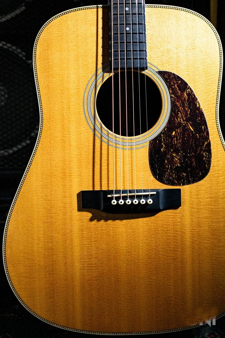 HD 28 2002 Acoustic Guitar as same of the pictues