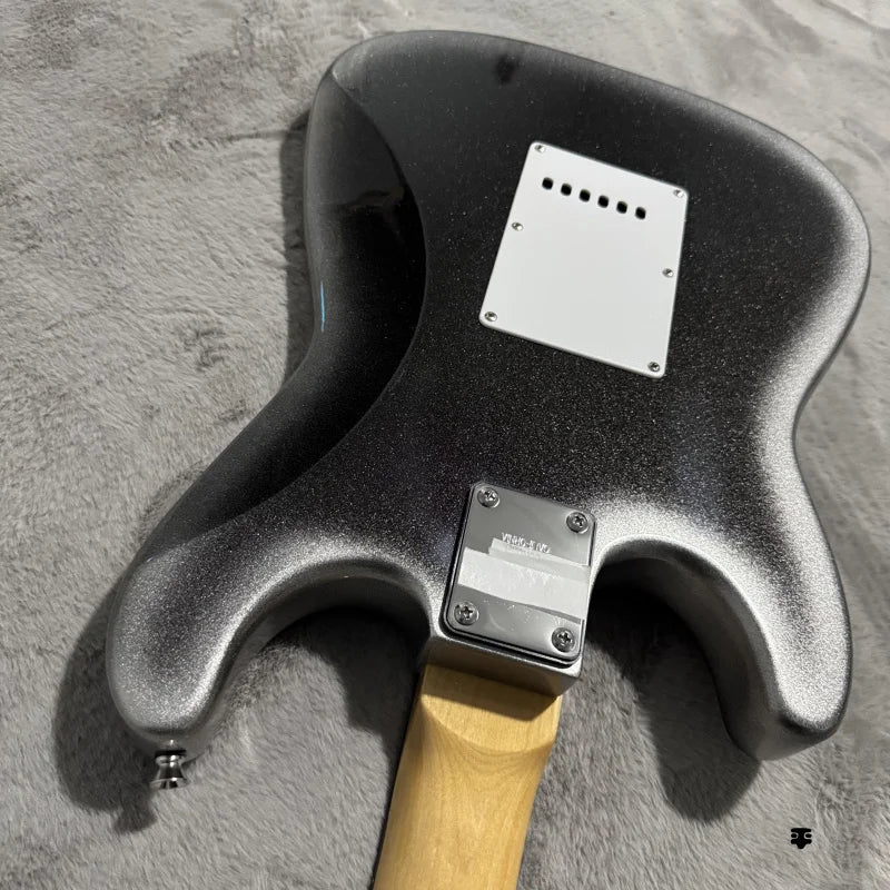 For the No ST Silver Glitter BK electric guitar, with its silver glitter black texture, is directly divine