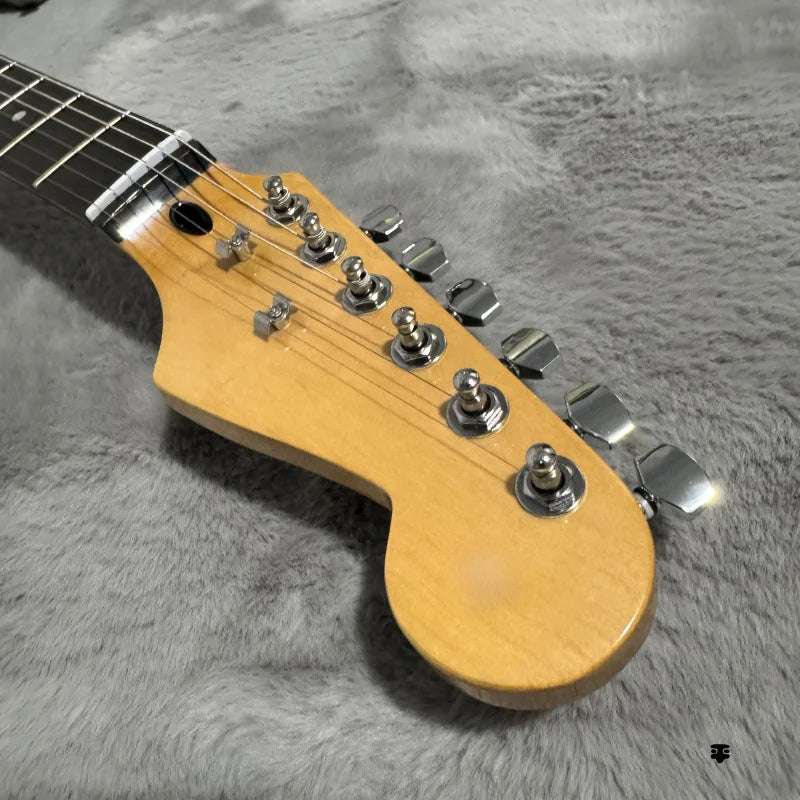 For the No ST Silver Glitter BK electric guitar, with its silver glitter black texture, is directly divine
