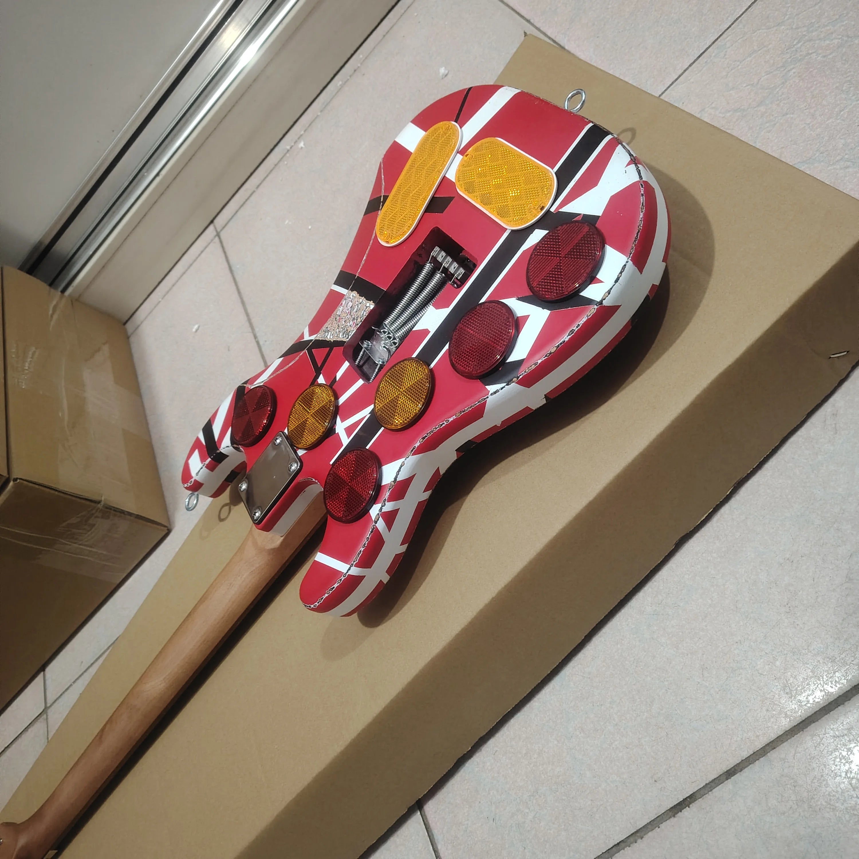 Striped Series Electric Guitar Red White Black Heavy Relic Maple Neck Floyd Rose Tremolo， Inspired Electric Guitar Red Striped H
