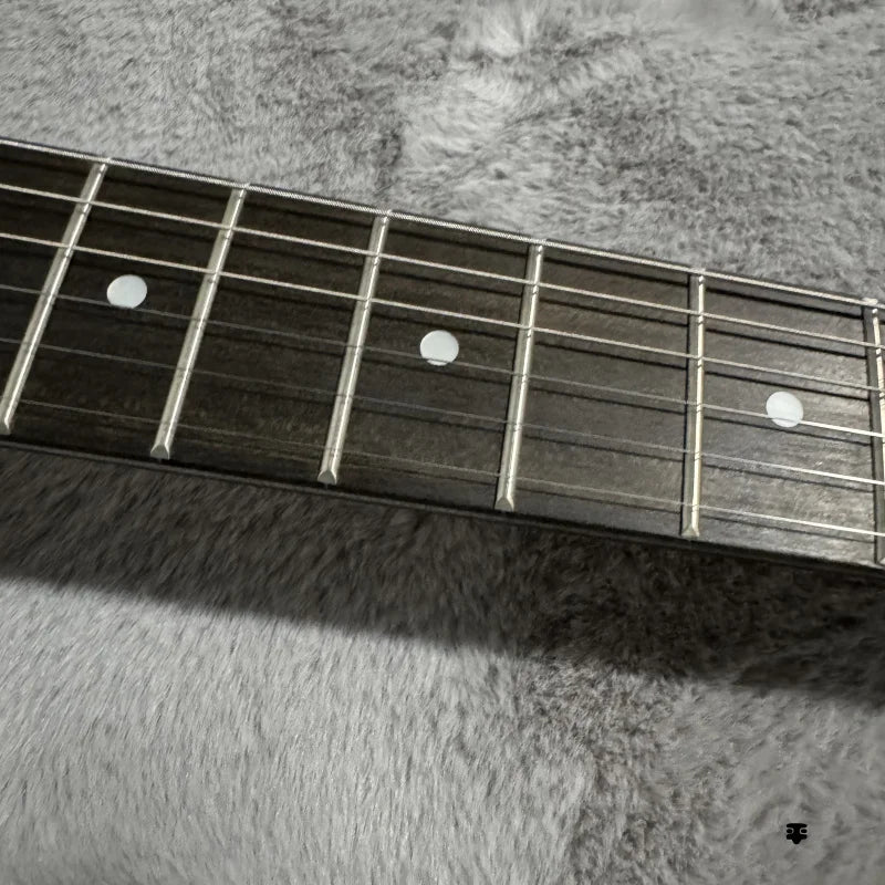 For the No ST Silver Glitter BK electric guitar, with its silver glitter black texture, is directly divine