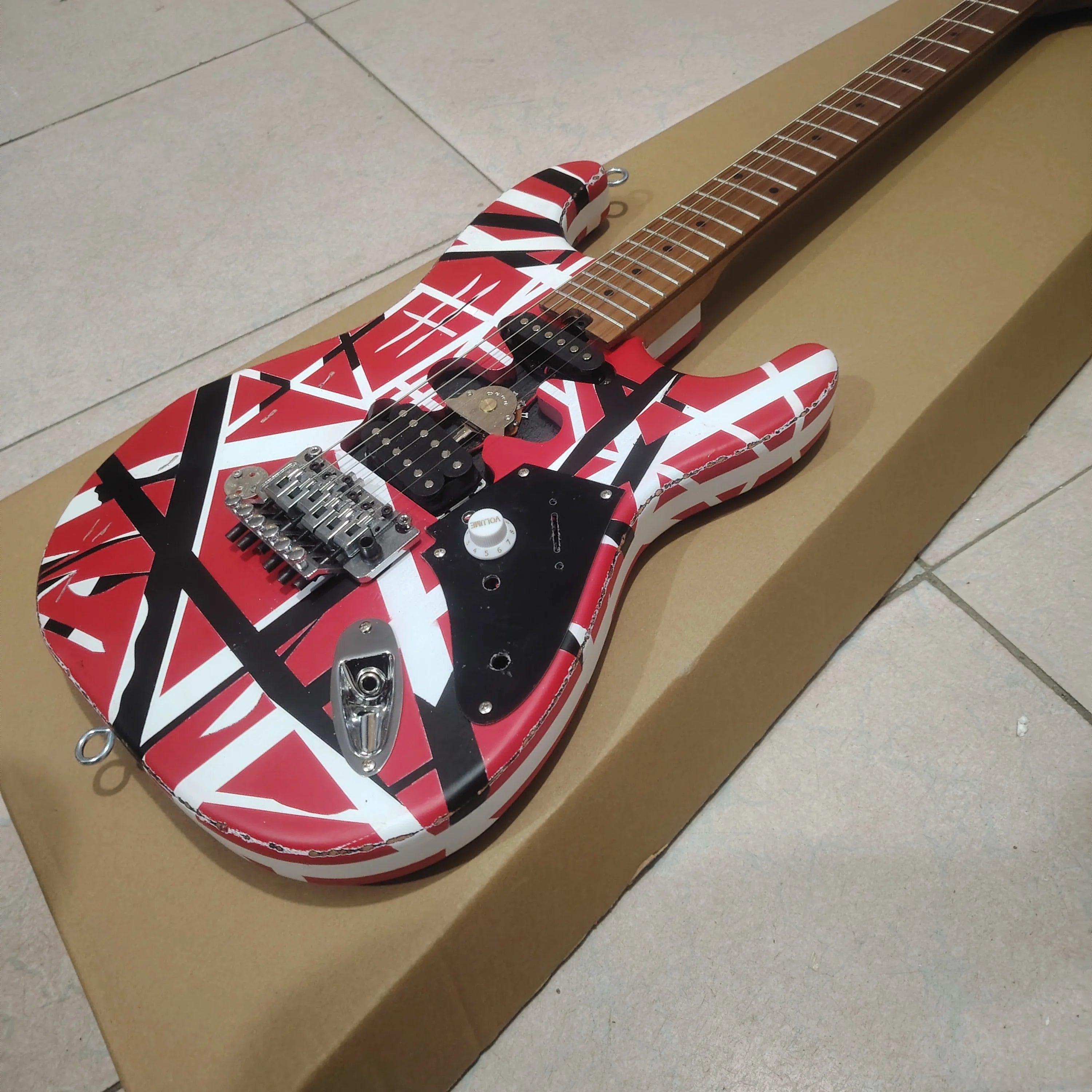 Striped Series Electric Guitar Red White Black Heavy Relic Maple Neck Floyd Rose Tremolo， Inspired Electric Guitar Red Striped H
