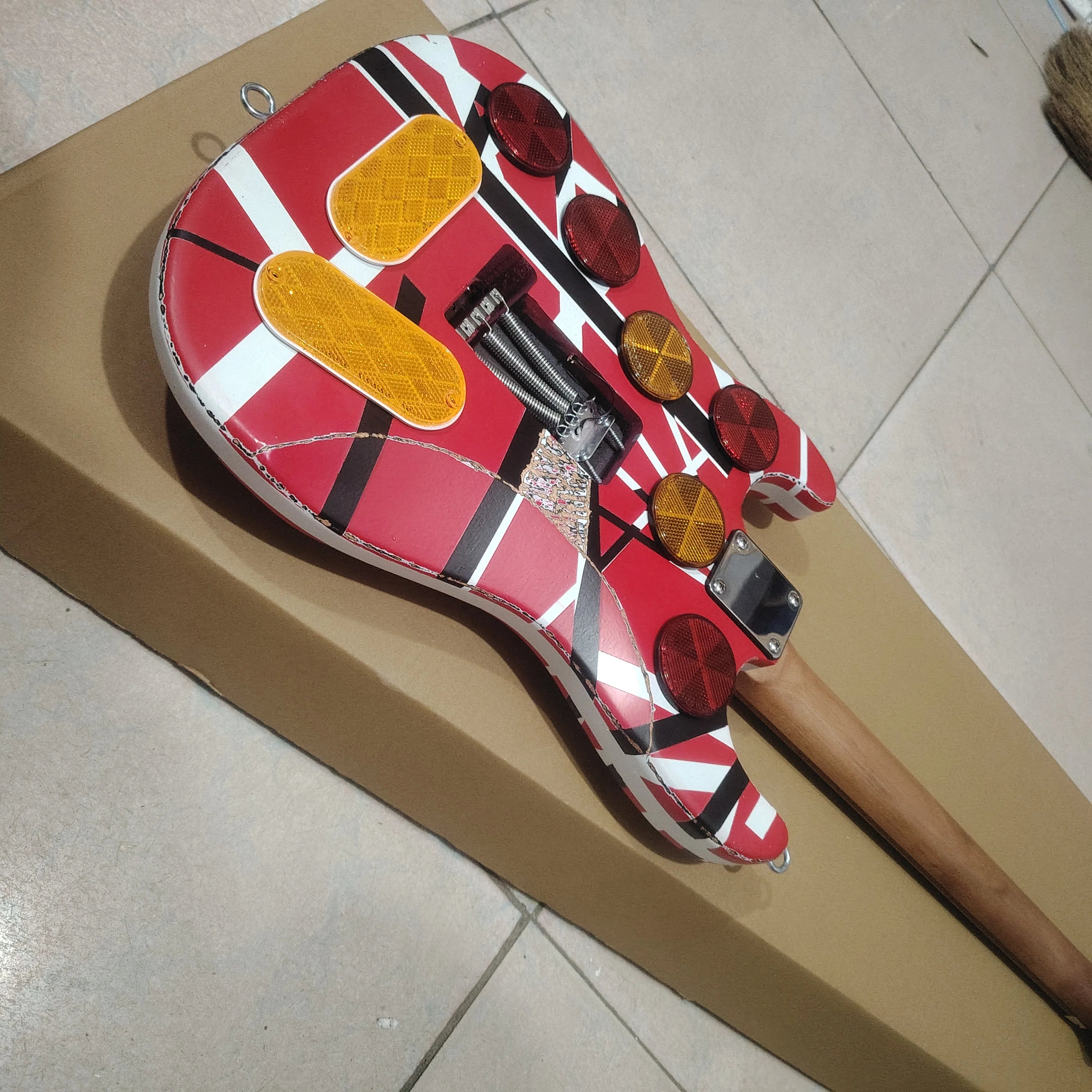 Striped Series Electric Guitar Red White Black Heavy Relic Maple Neck Floyd Rose Tremolo， Inspired Electric Guitar Red Striped H
