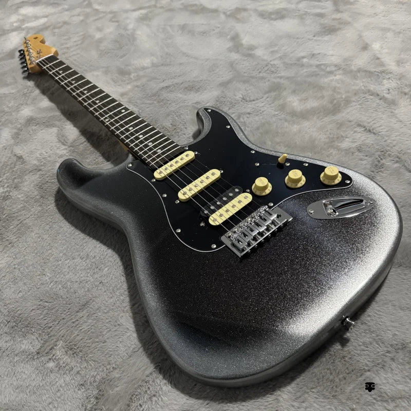 For the No ST Silver Glitter BK electric guitar, with its silver glitter black texture, is directly divine